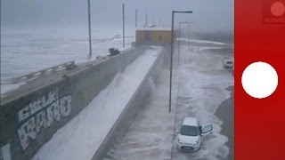 Au Portugal locéan frappe toujours 2 fois  des vagues géantes déferlent sur les côtes [upl. by Yorztif]