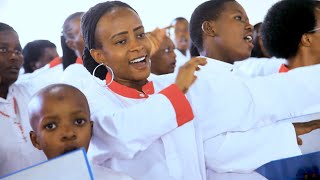 Mbegabantu bavuza akaruruCHORALE YIgahanga kiriziya Catholic ikoreye abageni udushya nubwambere [upl. by Eilhsa]