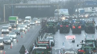 Les agriculteurs poursuivent le blocage de lA6 à ChillyMazarin  AFP Images [upl. by Rosco776]