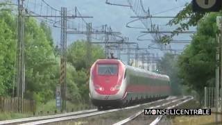 Ragazzi passano vicino ai treni in transito [upl. by Iraj381]