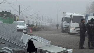 Avanza lentamente tra le proteste il treno delle scorie nucleari francesi dirette in Germania [upl. by Birch216]