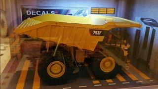 Unboxing Diecast Masters 150 Caterpillar 793f Mining Truck model 85273 [upl. by Auahsoj]