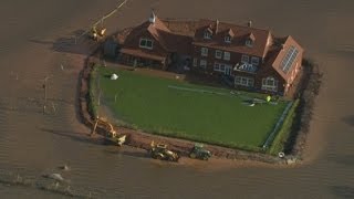 Floods in Somerset Island house as owner builds makeshift flood barricade [upl. by Bollay629]