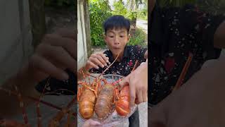 Cậu bé tốt bụng chia sẻ tôm hùm  The kind boy shares the lobster shorts [upl. by Milman815]