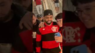 GABIGOL DEIXA O MARACANÃ E RECEBE CARINHO DOS TORCEDORES APÓS SAIR DA ESCADA ROLANTE [upl. by Erleena]