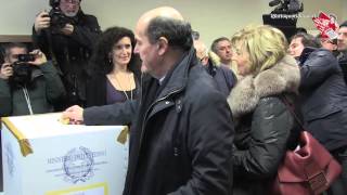 Elezioni 2013 Bersani vota a Piacenza quotOggi è una festa non cè neve che tengaquot [upl. by Asilrak]