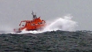 Lifeboat quotErnest and Mabelquot Portland Bill Offshore Powerboat Race 2016 [upl. by Ceevah]