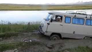 Un UAZ452 embourbé sur une piste de lAltaï [upl. by Aivilys35]