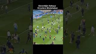 Güvenliğin Sahaya Girenlere Sert Müdahalesi 😂 futbol mizah [upl. by Eissirk]