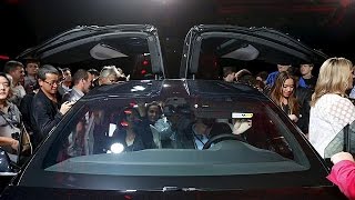 Elon Musk presenta el Model X de Tesla con dos años de retraso  economy [upl. by Siocnarf]