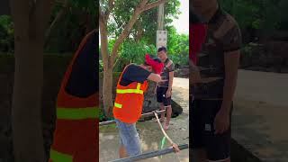 beggar help worker get back money help viralvideo trendingshorts comedy shorts [upl. by Quartis]