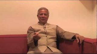 La Grameen Bank  Pourquoi des femmes  par Mohammed Yunus [upl. by Euqinomad]