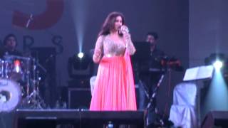 Shreya Ghoshal singing Mere Dholna live in Kolkata in TOIs concert [upl. by Anissa240]