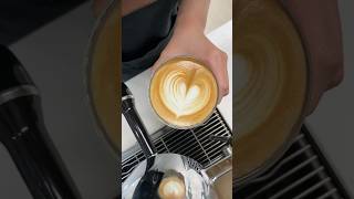 Latte art Heart WPM Pitcher 호커스포커스 로스터스 라퓨타 라떼아트 wpmhome slowpoursupply homebarista [upl. by Eliam45]