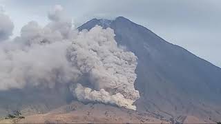 ERUPSI SEMERU HARI INI  Detik Detik Semeru Keluarkan AWAN PANAS  LIVE [upl. by Sonstrom]