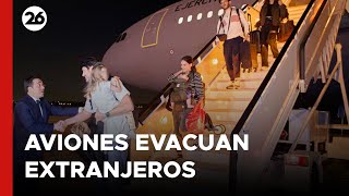 MEDIO ORIENTE  Aviones de evacuación sacan a extranjeros de el Líbano [upl. by Anitteb769]