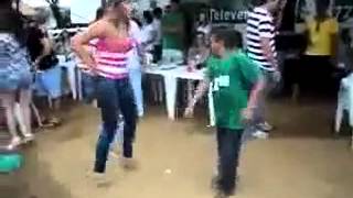 Enano Feo Bailando Con Una Mujer Bien Buena [upl. by Chabot150]