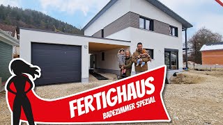 Fertighaus von regionaler Zimmerei mit BadezimmerSpecial  Home Tour  Hausbau Helden [upl. by Carson]