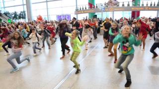 Новогодний флэшмоб в Аэропорту Домодедово  New Year flash mob at Domodedovo Airport [upl. by Dikmen]