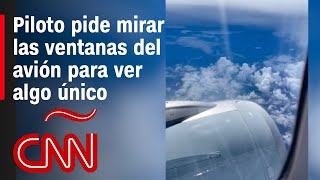 Piloto pide a pasajeros mirar las ventanas del avión para ver el lanzamiento de un cohete al espacio [upl. by Eitsirhc377]