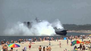 Un monstre militaire sur la plage bondée [upl. by Buckler275]