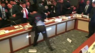 Massale knokpartij in Turks parlement [upl. by Yojal109]