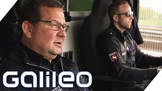 Reisebus für Häftlinge Wie sicher ist ein GefangenenTransport  Galileo  ProSieben [upl. by Rosenblum440]