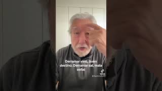 Derramar vino buen destino Derramar sal mala señal AgustinMedina cortos psicologia dichos [upl. by Lila]