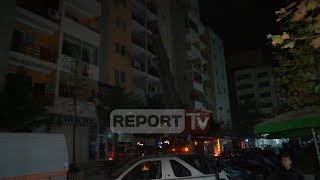 Report Tv  Zjarr në panelin elektrik të një pallati te Unaza e Re evakuohen banorët [upl. by Nymzaj]