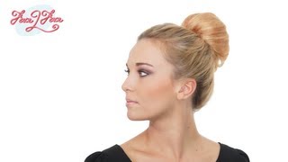 Coiffure facile Le chignon bun  Avec Alexandre Reboul et Ines Vandamme [upl. by Nosecyrb]