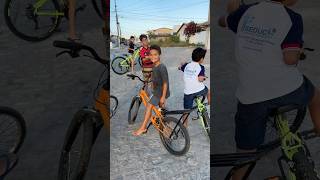 O menorzin achou o guidom de moto para colocar na sua bike montadinha 🚲 grau bike irmãosmedeiros [upl. by Layton33]