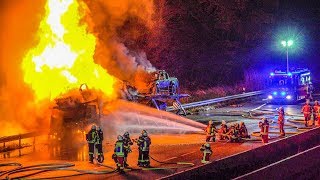 AUTOTRANSPORTER IM VOLLBRAND  FEUERWEHR im GROSSEINSATZ Flammen amp Explosionen LÖSCHARBEITEN [upl. by Aivin]