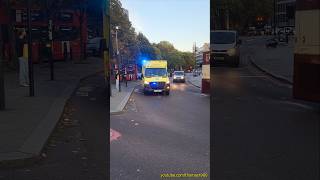 Krankenwagen mit Blaulichteinsatz in London [upl. by Cinderella191]