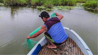 Pescando con una técnica de pesca con atarraya y cocinando un caldo delicioso [upl. by Norvall]