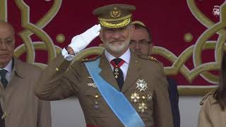 Los Reyes y la Princesa de Asturias en el homenaje a la Bandera Nacional y el desfile militar [upl. by Emsoc252]