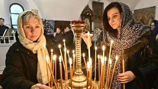 Ukrainer trotzen Russland mit früherer Weihnachtsfeier im Dezember  AFP [upl. by Wennerholn647]