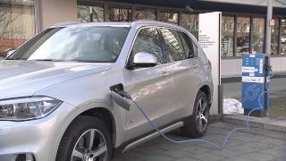 The BMW X5 xDrive 40e Process of charging  AutoMotoTV [upl. by Lugar]