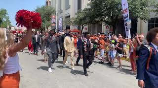 Texas Longhorns football team Steve Sarkisian amp Bijan Robinson walk into DKR before Louisiana [upl. by Terrye]