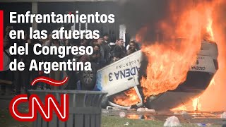 Enfrentamientos afuera del Congreso de Argentina en medio de votación clave para Milei [upl. by Melonie]