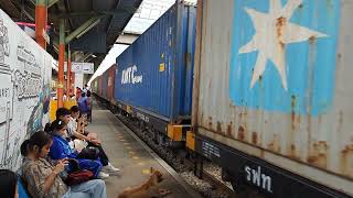 Yet another container freight train clatters through Chachoengsao Junction Station 30 August 2024 [upl. by Nadnal103]