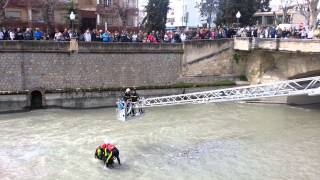 Rescate de perro por los bomberos de Granada [upl. by Aziram678]