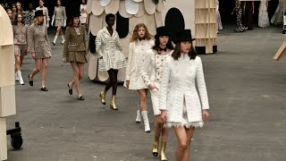 Chanel zeigt elegante Haute Couture bei der Modewoche in Paris  AFP [upl. by Ravert]