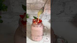 الطريقة الجديدة لعمل عصير الفراولة الكريمي Creamy Strawberry Juice [upl. by Neona307]