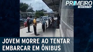 RJ jovem morre ao tentar embarcar e cair de ônibus do BRT  Primeiro Impacto 230123 [upl. by Kipper310]