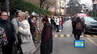 Il video della fila al consolato russo di Milano contestati alcuni manifestanti anti Putin [upl. by Yeo219]