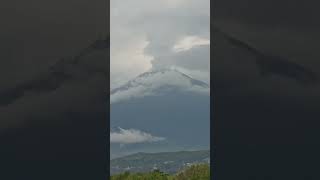 Volcán Popocatépetl entre nubes popocatépetl volcano volcanpopocatepetl [upl. by Zetniuq]