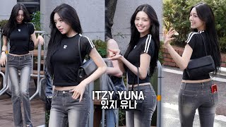 블랙진 있지 유나 직캠 ITZY YUNA  뮤직뱅크 출근길｜230825 [upl. by Ilrak86]