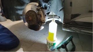 Sostituzione liquido freni con pompa spurgo su Audi A4 [upl. by Ingamar151]