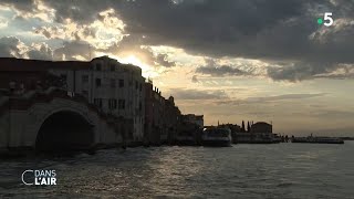 À Venise le tourisme veut se réinventer  Reportage cdanslair 27062020 [upl. by Croner]