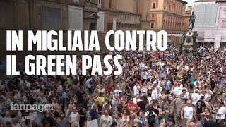 Bologna in migliaia contro il Green Pass presi di mira Draghi e i giornalisti quotServi e fascistiquot [upl. by Colvin]